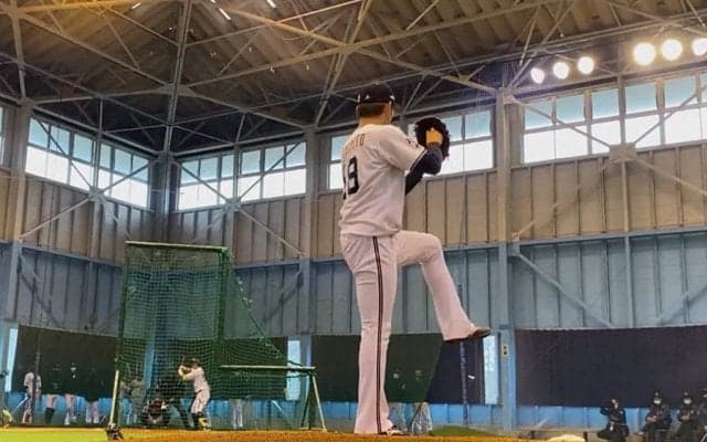 「豪快な尻もち」オリ山本、初フリー打撃登板の“ド迫力”ストレートが大反響