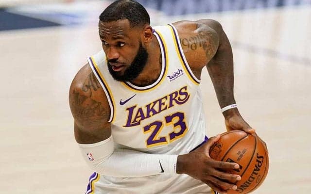 【NBA】度肝抜くレブロン、4人抜き“独り舞台ダンク”に米唖然「ウソだろ」「本当に36歳？」