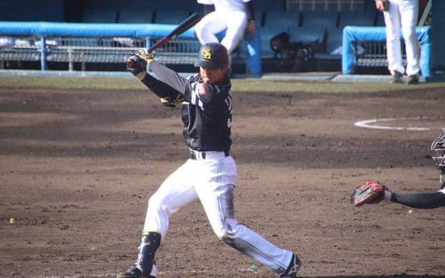 鷹の熾烈な外野手争い　実戦打率.833で猛アピールする要注目のダークホースとは？