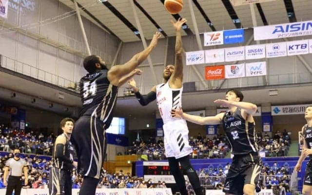 アルバルク東京が最終クォーターに長距離砲で突き放しシーホース三河に快勝、1勝1敗の痛み分けに