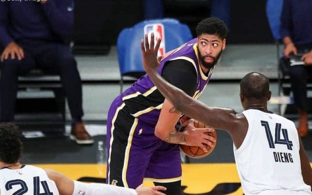 昨季覇者レイカーズのアンソニー・デイビスが右足の負傷で2～3週間の戦線離脱