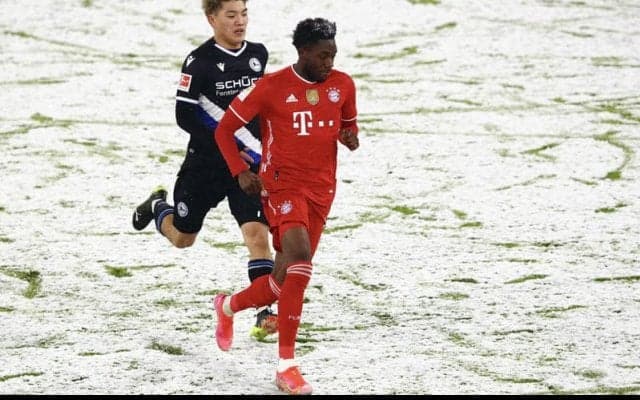 「フェラーリみたい」爆速で堂安律へのロングパスをかっさらうバイエルンDFに驚愕「チートだ」