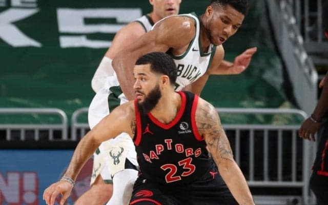 ラプターズはラウリーが負傷するもバックスに勝利、フレッド・バンブリート「全員がギアを一段上げた」