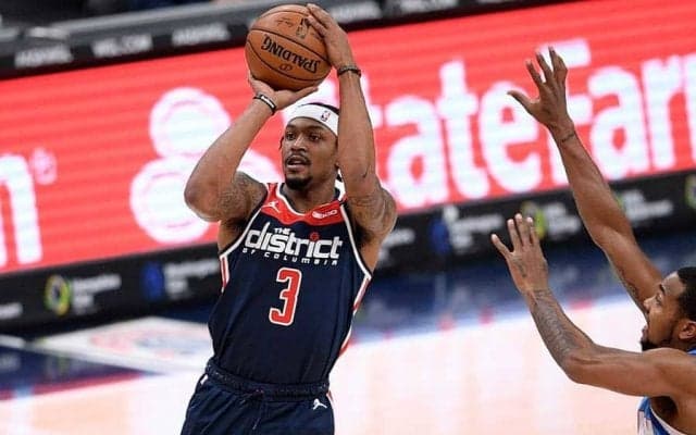 【NBA】八村同僚、ボール探して“ほふく前進”　試合中の珍場面に米爆笑「彼はなんでもやる」