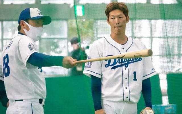 中日・京田は「上手いから端折っちゃう」　“名手”荒木コーチと築くGG賞の土台