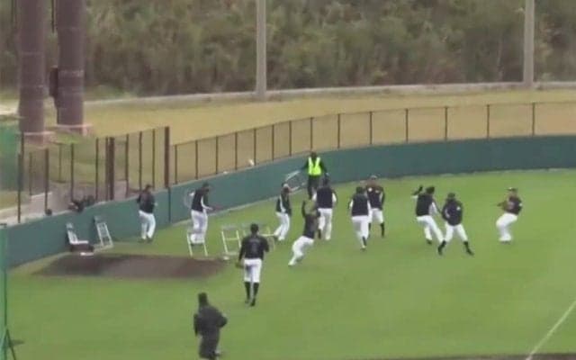 ファウルエリアでの“わちゃわちゃ”で誰が誰だか…　「キャンプあるある」にファン爆笑