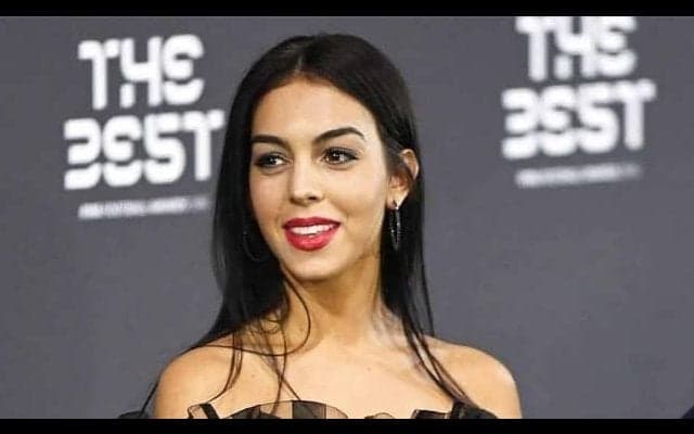 C・ロナウド彼女が雑誌の表紙に、謙虚な初心を忘れず