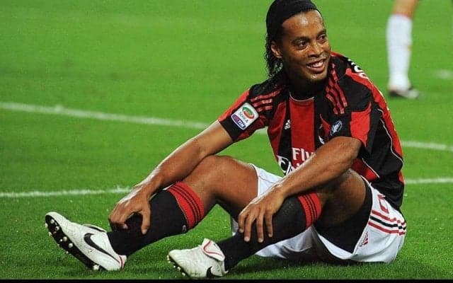 トラップからシュートまでの流れが気持ち良い！ロナウジーニョがミランで決めた、流れるようなゴール【インクレディブル・ゴールズ】