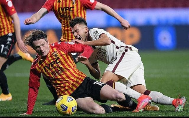 ローマが10人のベネヴェント相手に痛恨ドロー…ラストプレーで獲得のPKはオフサイドで取り消しに《セリエA》