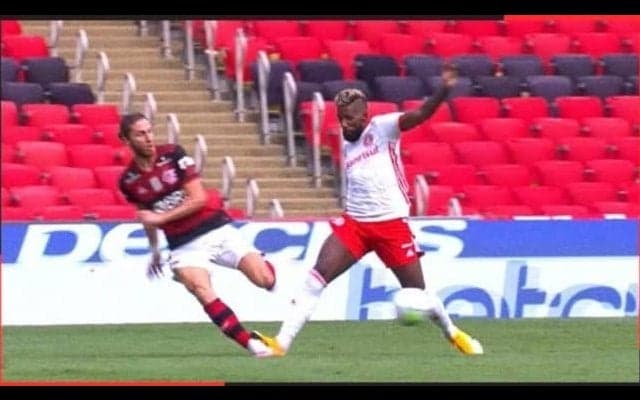 2000万円が水の泡 サポーターが自腹で出場させた選手が一発退場