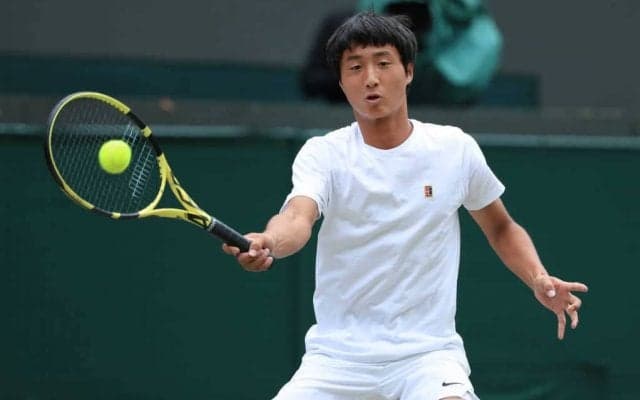 日本テニス界期待の17歳 望月慎太郎、ATPツアーデビュー戦はほろ苦い完敗