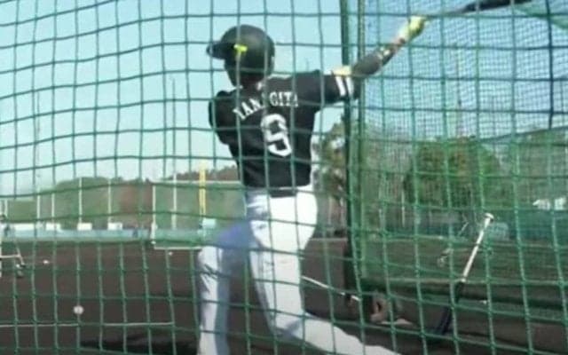 鷹柳田のド迫力スイングを下から覗くと？　聞こえる絶叫…貴重映像にファン称賛