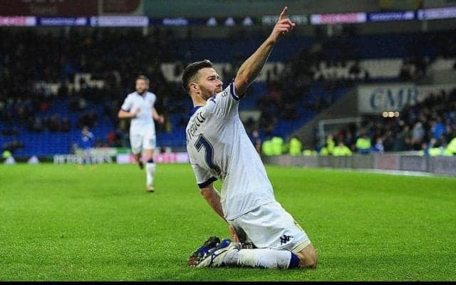 まるでスローモーション…！超絶カーブシュートが驚きの滞空時間で完璧なコースにゴールイン【インクレディブル・ゴールズ】