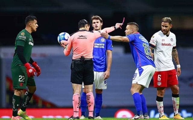 主審がゴール阻止!?　まさかの“シュートブロック”に海外「12人対11人」「なんで」