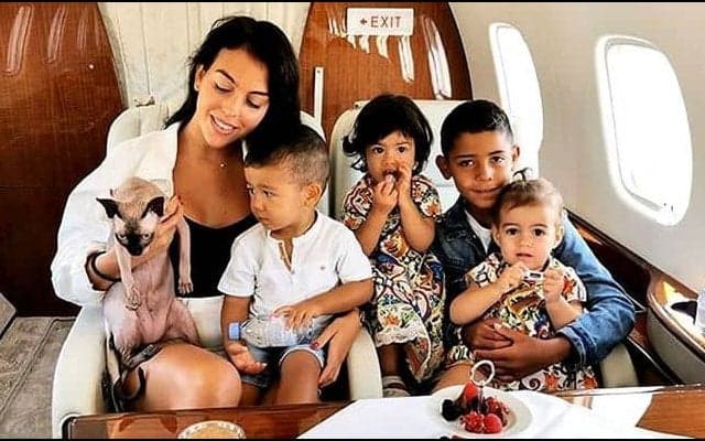 C・ロナウド家の子猫が交通事故に...彼女がプライベートジェットで搬送？