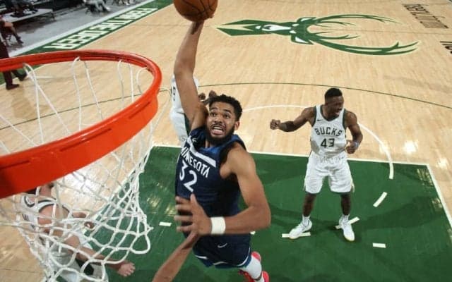 コロナで母親を亡くしたカール・アンソニー・タウンズ、サポートしてくれたアデトクンボに「感謝している」