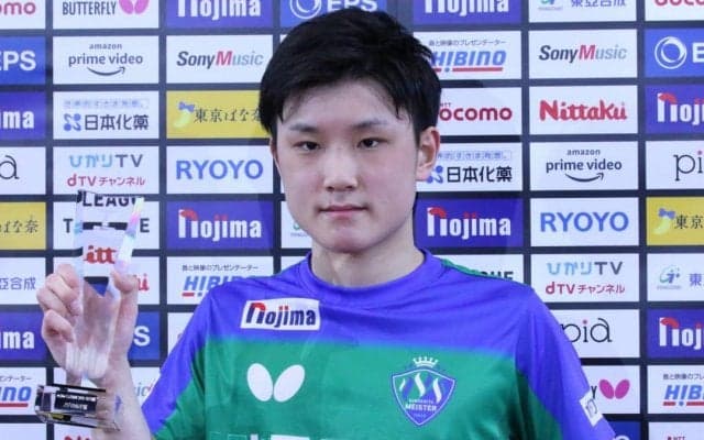 Tリーグ男子、前後期MVPが表彰受ける　戸上隼輔と張本智和