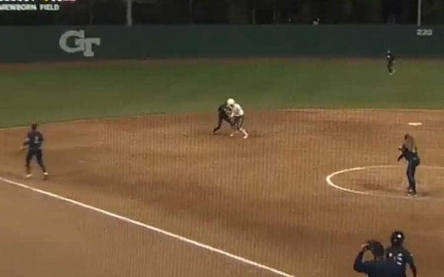 瞬き厳禁「アメージング！」　わずか3秒の“超高速トリプルプレー”にファン興奮