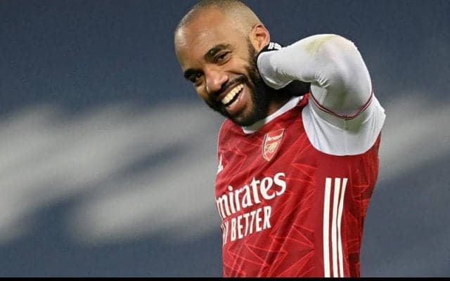 ラカゼットが新作スパイクをお披露目！足元に描かれた“黄色い”キャラクターとは？