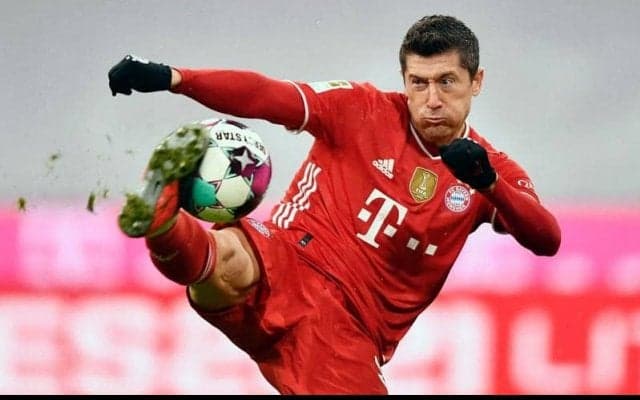 これぞワールドクラス！レヴァンドフスキが見せたアクロバティックな回転ハイキックボレー【インクレディブル・ゴールズ】