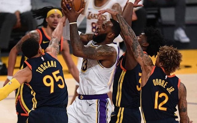 前半のみで73得点を記録してウォリアーズに勝利したレイカーズ…レブロンはレギュラーシーズン1,300試合目に到達