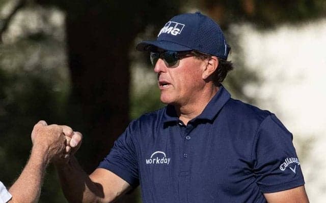 池の中からリカバリー　50歳ミケルソンの“裸足ショット”に米反響「国宝級の面白さ」