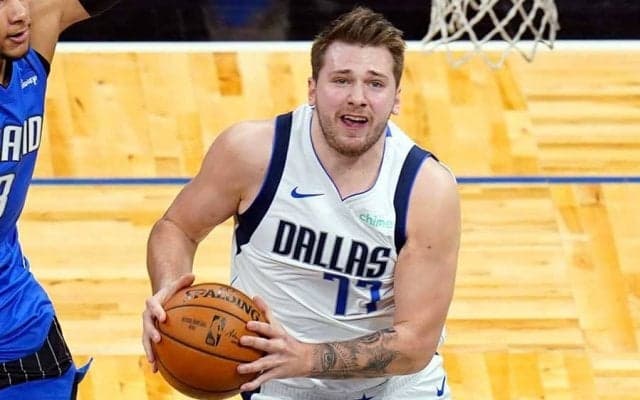 【NBA】片足靴下で46秒間プレー　19年新人王のハプニングに米笑撃「面白い」「クレイジーだ」