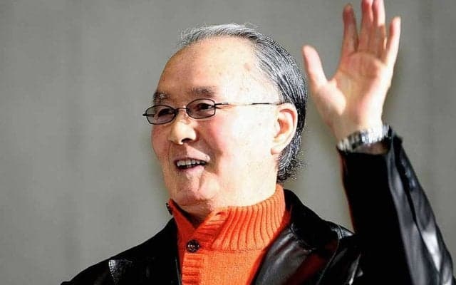 巨人ナインが長嶋茂雄終身名誉監督を囲んで笑顔に　85歳でも放ったオーラ