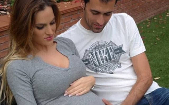 熱いキスを披露  司令塔を支える美人妻【バルサ選手WAGs紹介】