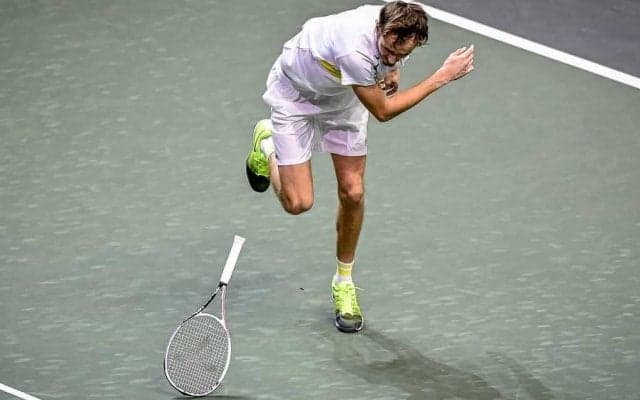 奇行にラケット破壊...乱心のメドベージェフに批判「甘やかされた子ども」