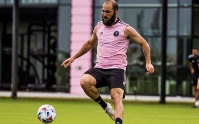 髪の毛が...MLSでプレーするイグアインの変わり果てた“姿”が話題