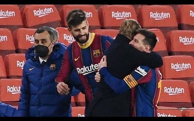 “熱い抱擁”を交わすクーマン＆メッシ  劇的勝利を象徴するシーン