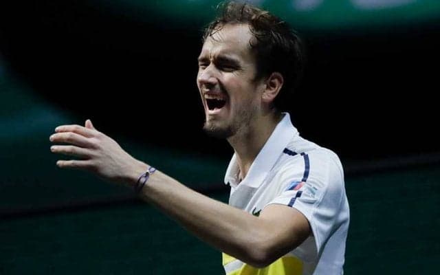 「過去最も必要のないノールック」　メドベージェフの“奇行”に海外唖然「必要ない」