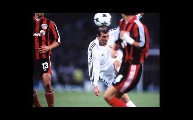 度肝を抜いた超絶ボレー。クライフ、ジダン、李忠成らが決めた歴史的瞬間