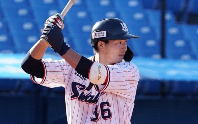 燕・高津監督の「表情が切ない」　巨人移籍・廣岡の“恩返し弾”にベンチ対照的