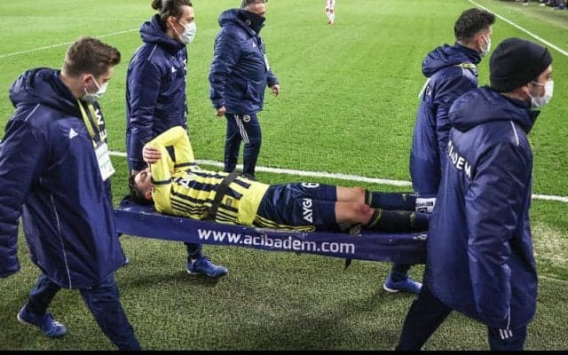 プレー機会を得ていたエジルが担架で運び出される…足首捻挫か
