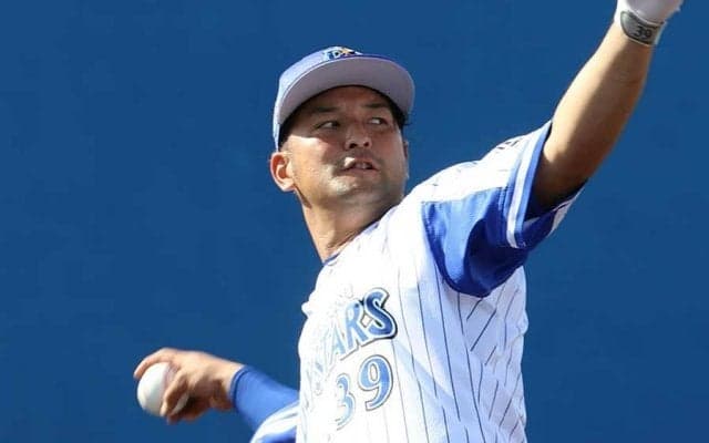 「綺麗すぎる」バット投げ！　DeNA嶺井、オリ山本からの豪快1号3ランに球場沸く