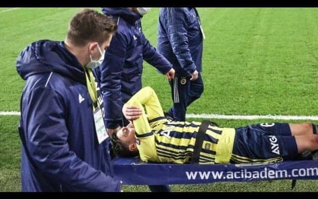 フェネルバフチェのMFエジル 加入６試合目で担架に乗せられ搬送