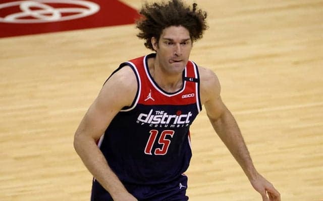 ウィザーズのロビン・ロペス…本田圭佑の次は香川真司の「10番」で会場入り