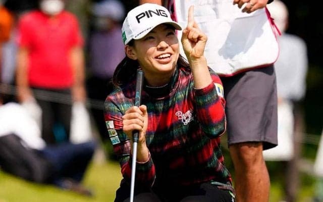 渋野日向子が暫定5位でV射程　21年もシブコ節で上機嫌「明日2kg太って帰ってくる」