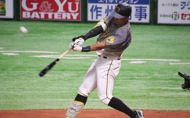 阪神ドラ1佐藤輝、OP戦初打席で衝撃の1号！　石川との“モノノフ”対決を制する