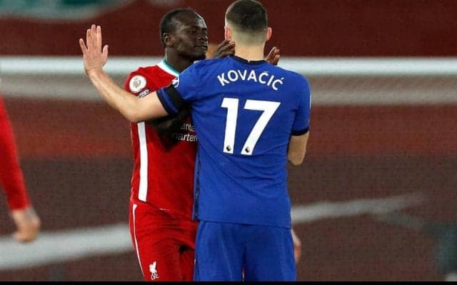 倒れた頭部に相手がボールを蹴る…一瞬怒りも冷静さ失わなかったマネに称賛集まる「名誉ある行動」