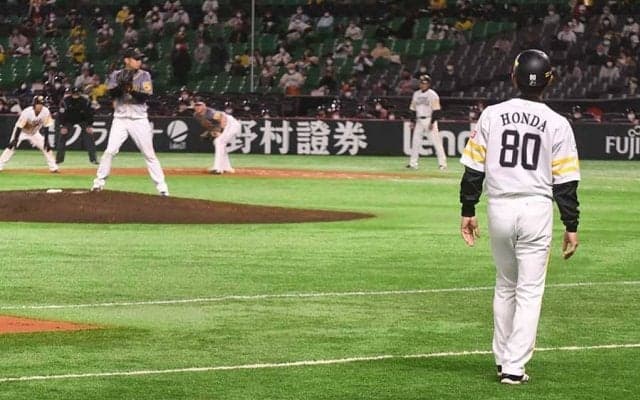 鷹が密かに試した“攻撃オプション”　ベースコーチを入れ替えた工藤監督の意図は？