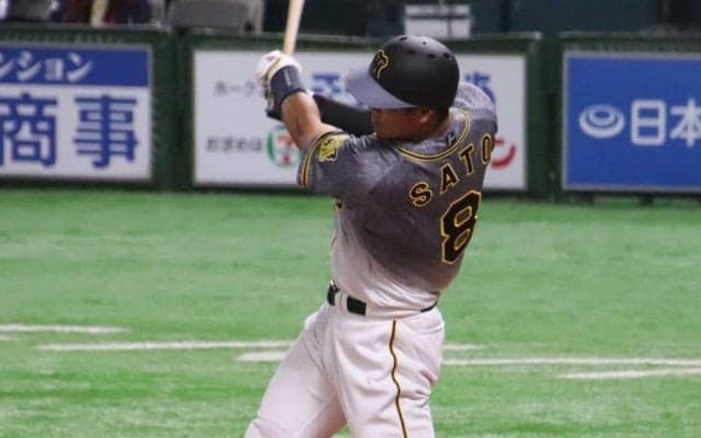 阪神ドラ1佐藤輝、また打った！　第1打席で高橋礼から左前打＆2試合連続安打