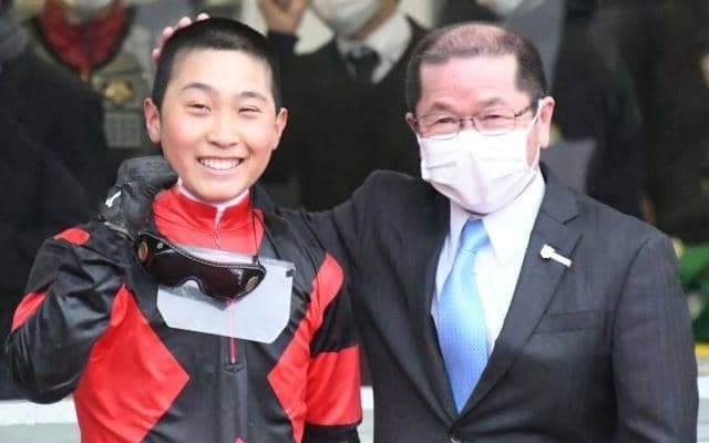 【阪神12R・4歳上2勝】ルーキー小沢大仁騎手が早くも2勝目！師匠の管理馬でも白星あげる