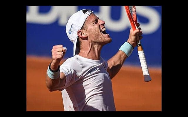  完勝で決勝へ、地元初Vへ王手 