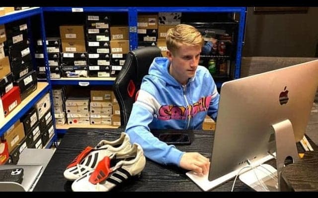 限定スパイクを販売する17歳青年 元リヴァプールFWが98年怪物モデルを100万円で購入