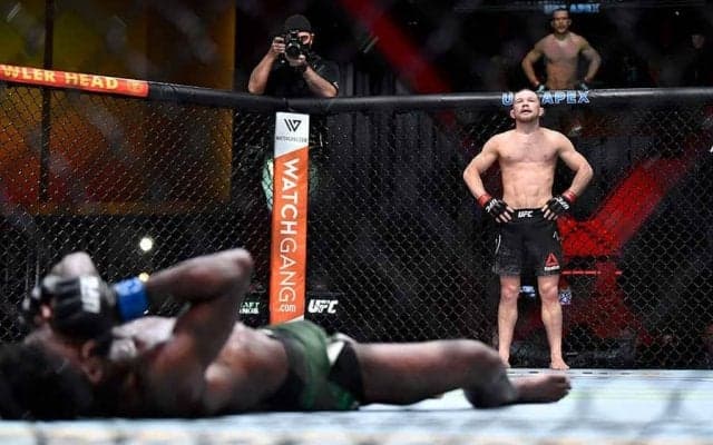 反則ヒザ蹴りで失格陥落　UFC前王者は弁明「彼がグラウンド状態だとは思わなかった」