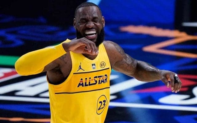 【NBA】レブロンが「アンフェアだ」と絶賛　名手2人の“ハーフコートショット”競演に米感嘆