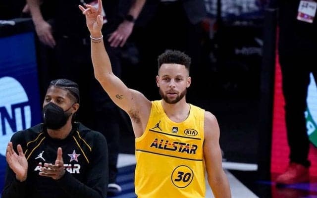 【NBA】名手カリー、一瞬で見つけた“お洒落なノールックパス”に米興奮「彼にしかできない」